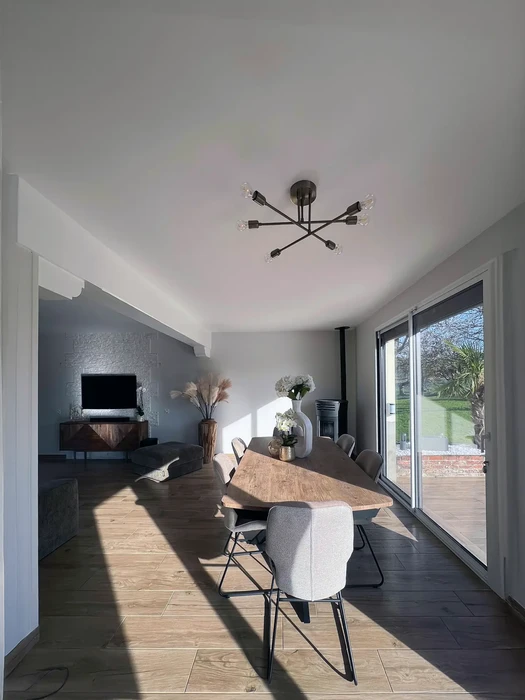 Salle à manger moderne avec table en bois massif et chaises design grises