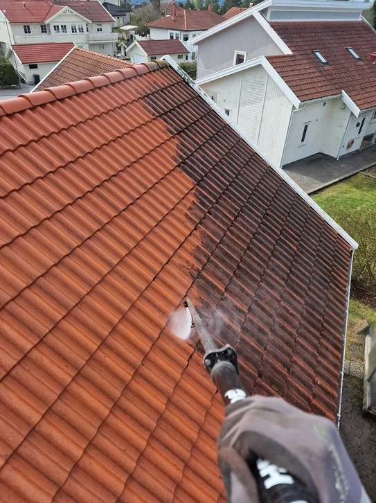 Un toit en ardoise breton habile qui a su habilement façonner le toit en ardoise d'une maison traditionnelle bretonne