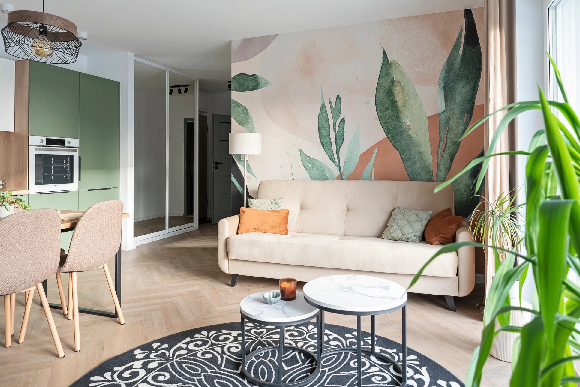 Artisan en v&ecirc;tements de travail blancs applique de la peinture blanche sur un mur int&eacute;rieur &agrave; l'aide d'un pinceau