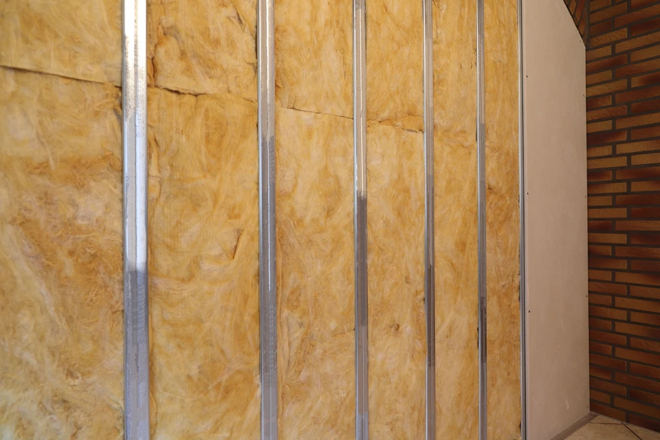 Intérieur résidentiel avec cheminée à gaz encastrée dans mur en pierre naturelle stratifiée