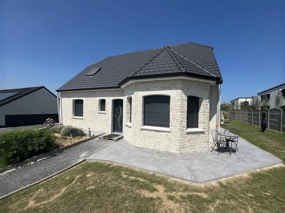 Tour médiévale en briques avec toit conique en tuiles, située dans un parc urbain arboré