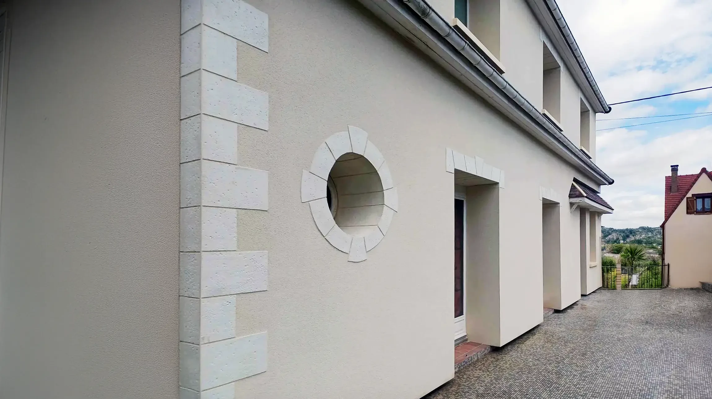 Int&eacute;rieur moderne avec mur d'accent en pierre reconstitu&eacute;e textur&eacute;e de couleur gris clair