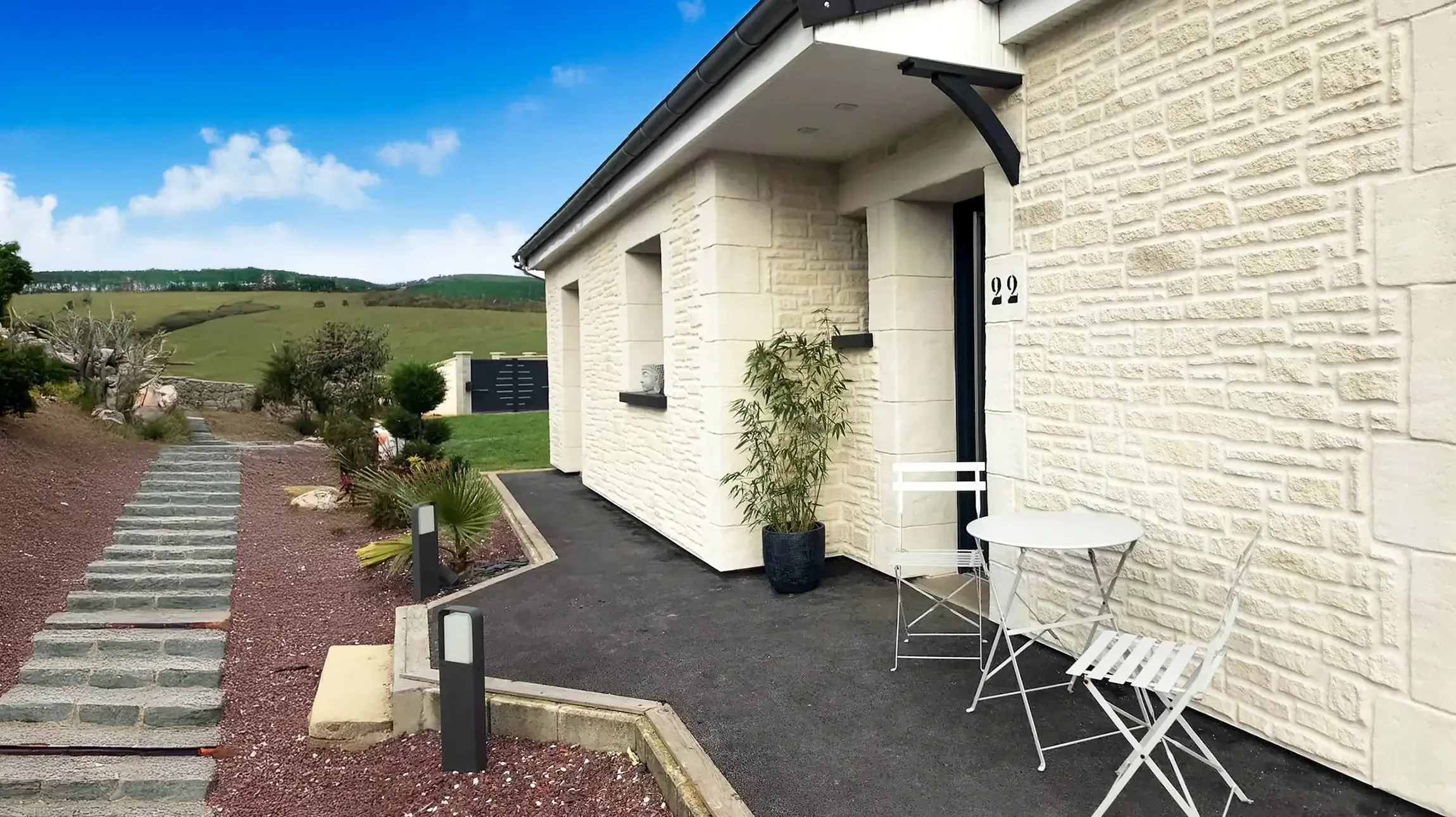 Sc&egrave;ne ext&eacute;rieure montrant un homme appliquant de la peinture blanche au rouleau sur une structure m&eacute;tallique