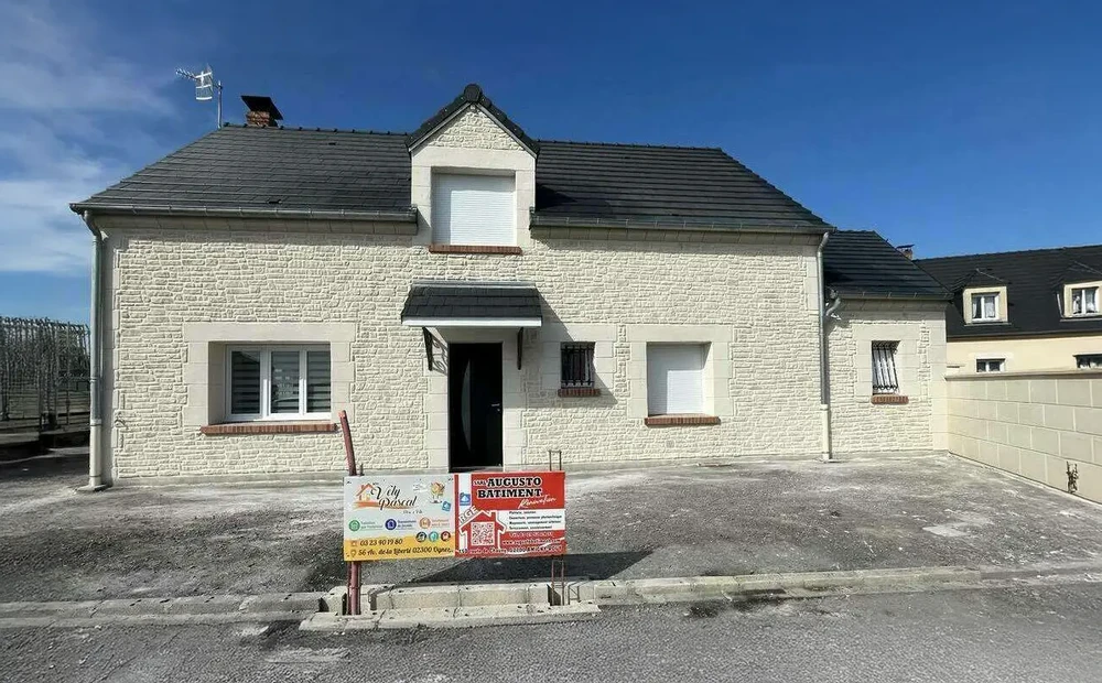 Façade extérieure de maison rénovée avec échafaudage, balcon au premier étage avec pergola végétalisée