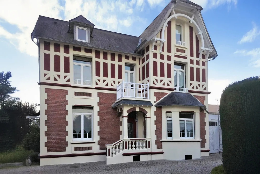 Façade contemporaine d'une maison individuelle rénovée avec entrée principale et grande baie vitrée au rez-de-chaussée, fenêtre à l'étage