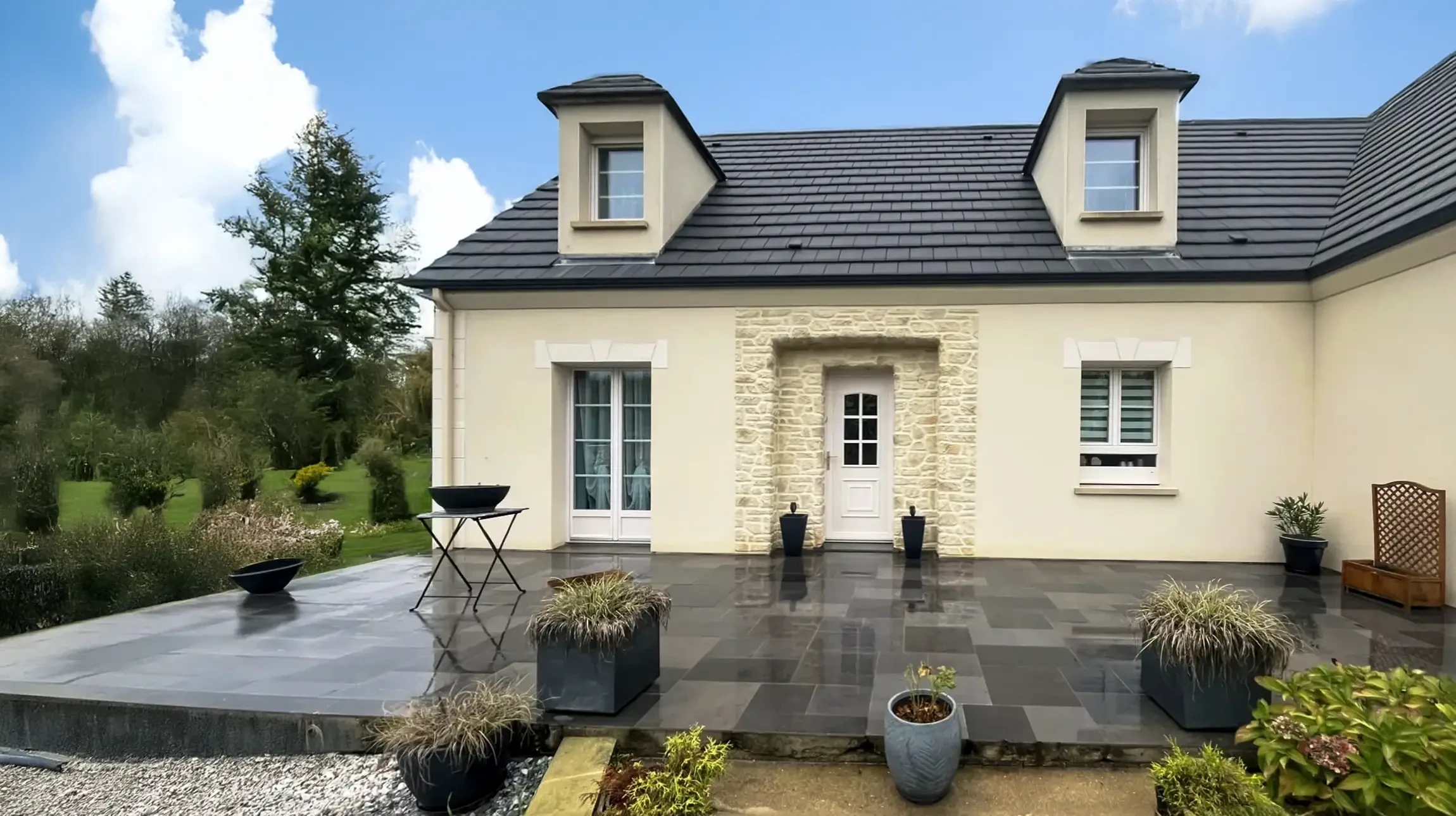 Int&eacute;rieur r&eacute;sidentiel avec chemin&eacute;e en briques apparentes et manteau en bois massif