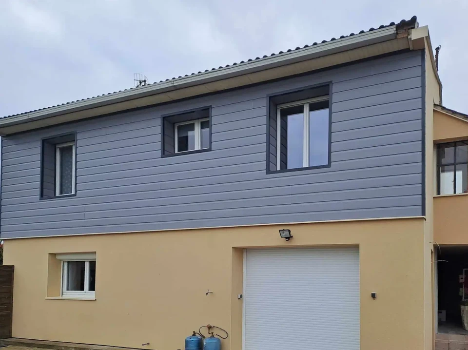 Les ouvriers du bâtiment isolent la façade