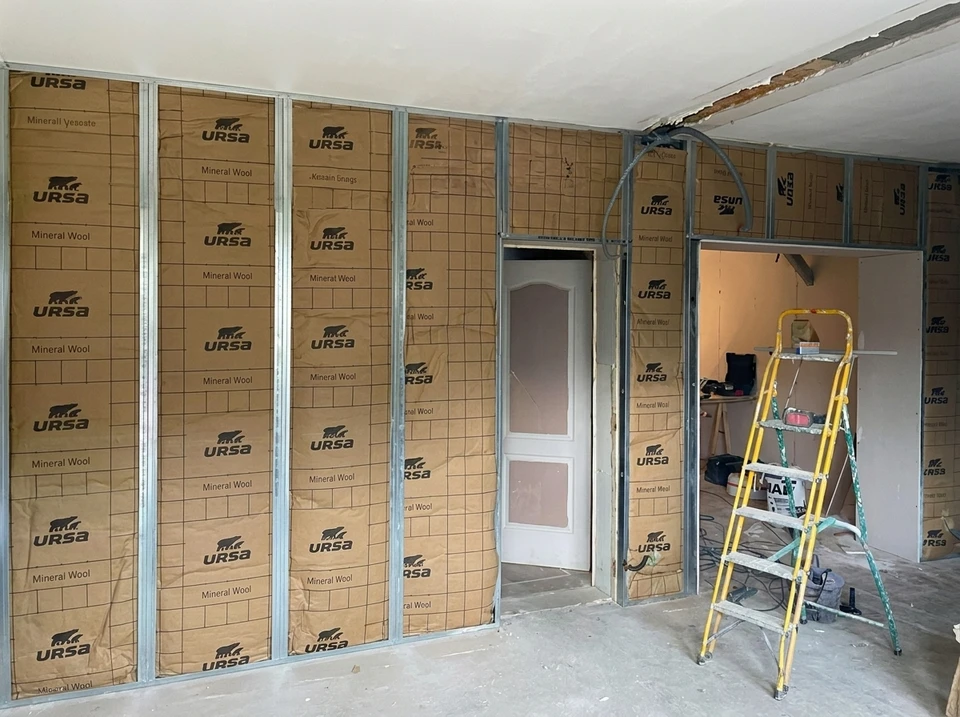 Intérieur résidentiel avec cheminée à gaz encastrée dans mur en pierre naturelle stratifiée