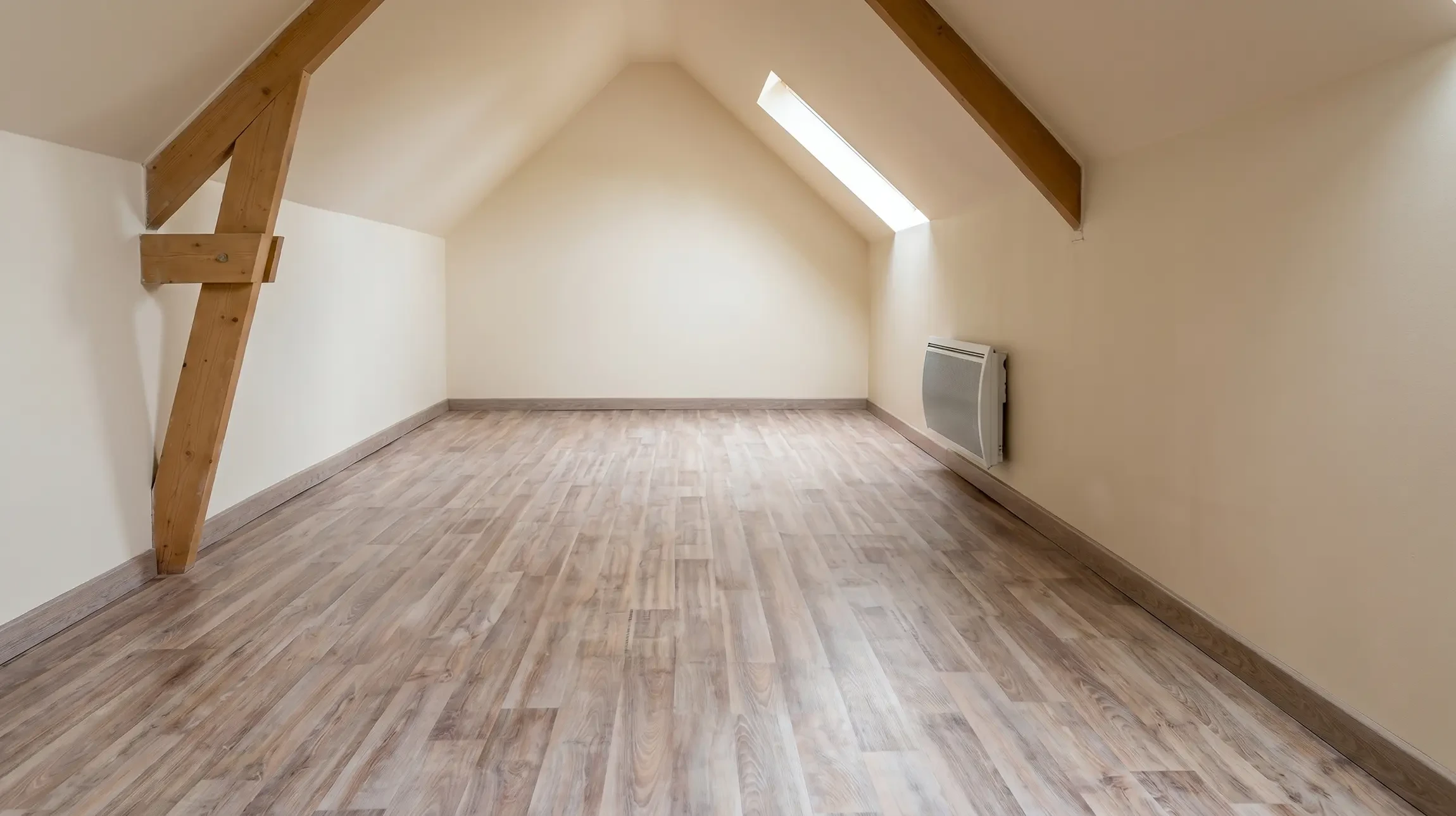 Intérieur moderne avec pièce principale ouverte, murs blancs immaculés, multiple ouvertures et portes contemporaines à panneaux horizontaux sombres