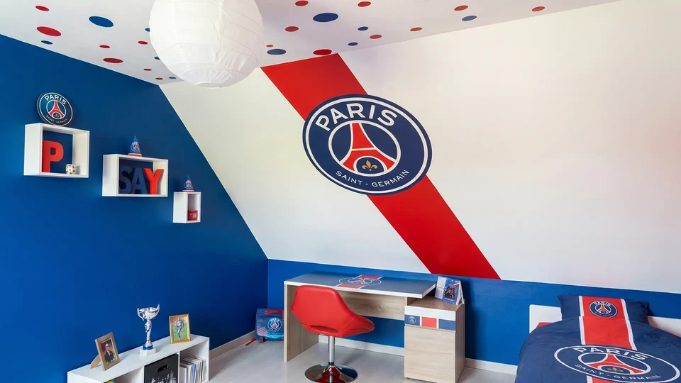 Gros plan sur une main peignant un mur jaune avec une brosse